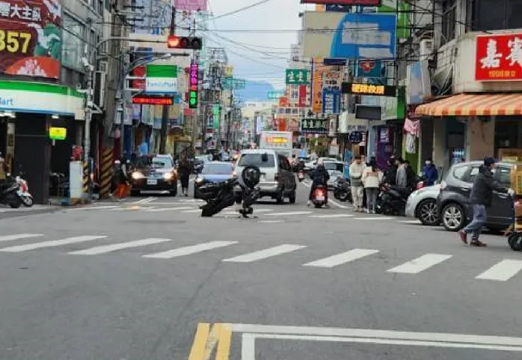機車翻轉180度倒立街頭，目擊民眾驚呼太神奇了。讀者提供