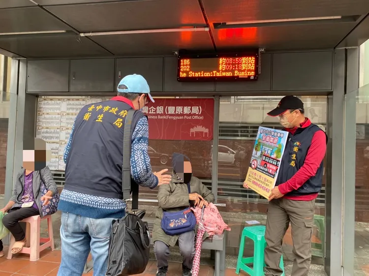 台中市今起境內所有公車候車亭全面禁菸，違者依法開罰2千到1萬元。台中市衛生局提供