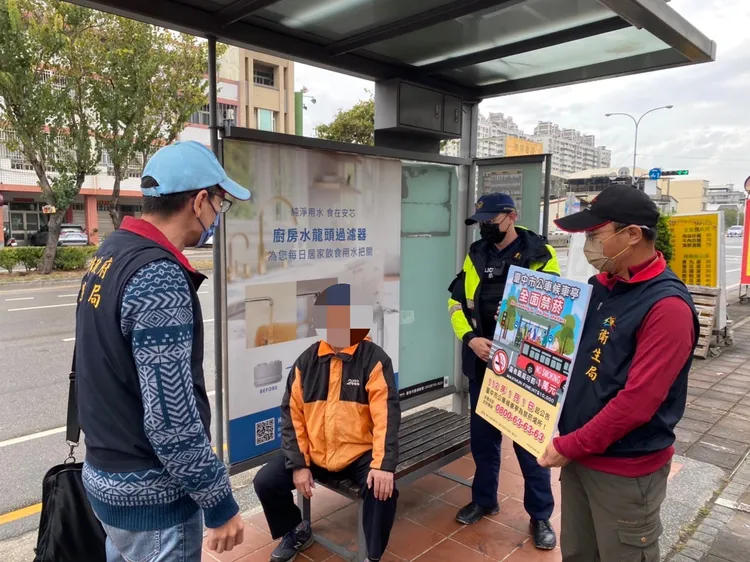 台中市衛生局與警察局今天到各熱門公車候車亭宣導公車亭禁菸政策。台中市衛生局提供