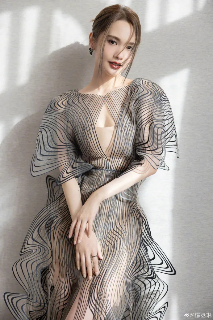 楊丞琳禮服內搭的肉胎衣相當明顯，也讓性感度扣了分。翻攝楊丞琳微博