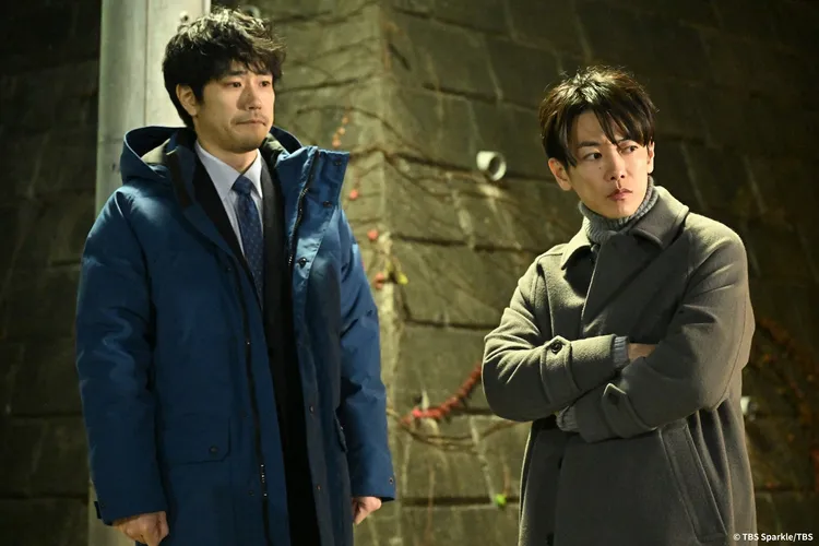 松山研一（左）成為佐藤健和井上真央溝通的橋樑。friDay影音提供