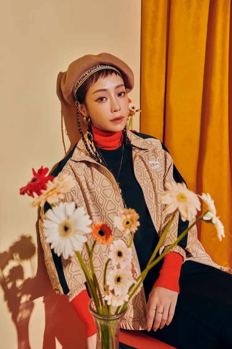 貝雷帽1380元、T7 Trend 7etter外套3180元、黑色圓領衫1680元、T7中長裙1880元。品牌提供