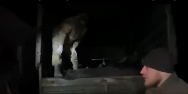 「華格納集團」傭兵將遺體搬上軍用大卡車。翻攝twitter/ Wagner Group