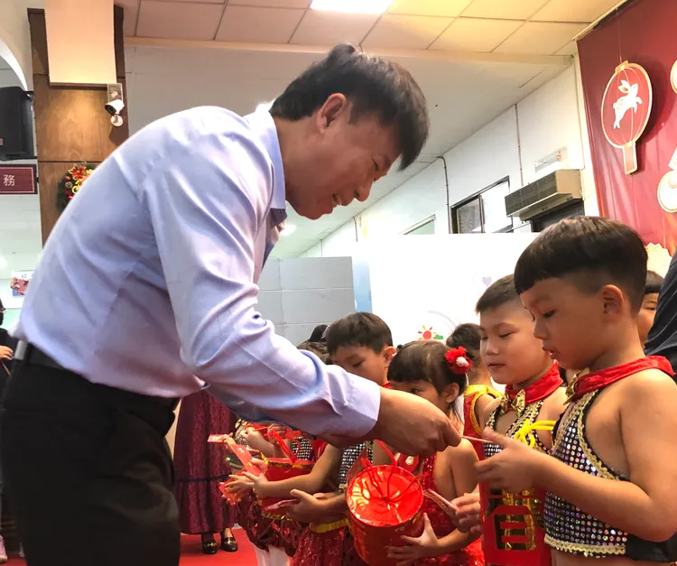 台東市長陳銘風向幼兒園學童發送新年紅包。台東市公所提供