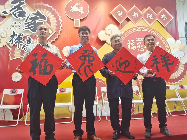 台東市長陳銘風與林永發、鄭世華、陳國定等書法篆刻家大筆揮毫春聯。台東市公所提供