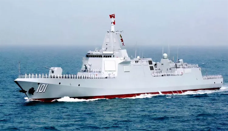 中國近年大量造艦，被形容成「下餃子」。圖為號稱最強護衛艦的055級南昌艦。翻攝微博/軍武學堂