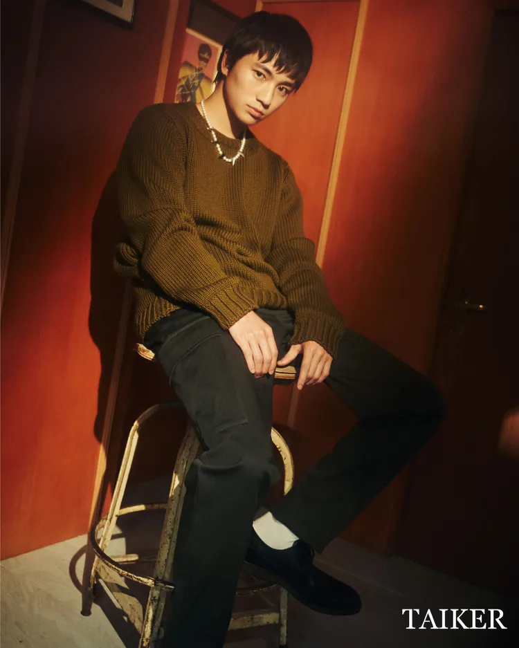 木戶大聖穿著peter wu 2022秋冬系列卡其色羊毛圓領針織衫搭配卡其色工裝長褲拍攝雜誌，展現純淨內斂又可愛的氣質。翻攝taikermagazine IG