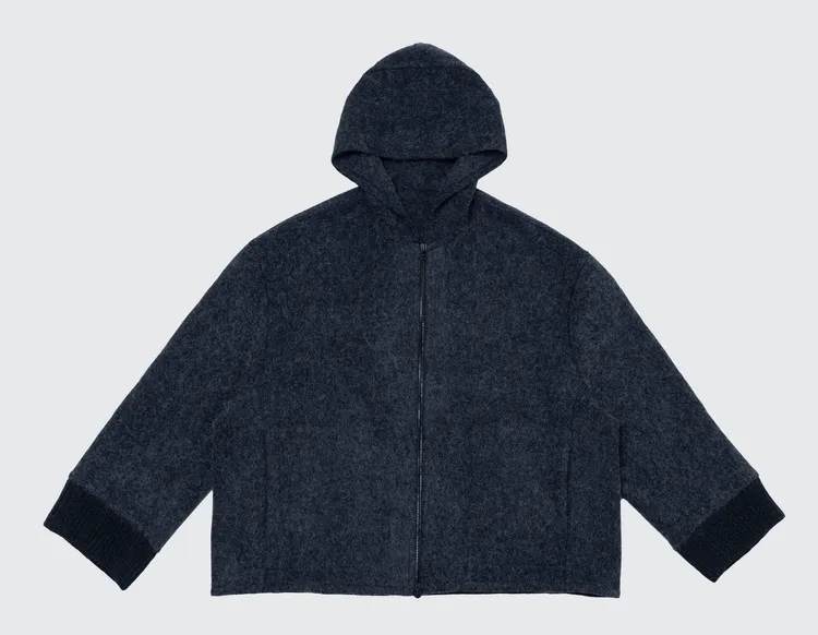 peter wu鐵霧灰寬版連帽外套，5萬3880元。品牌提供