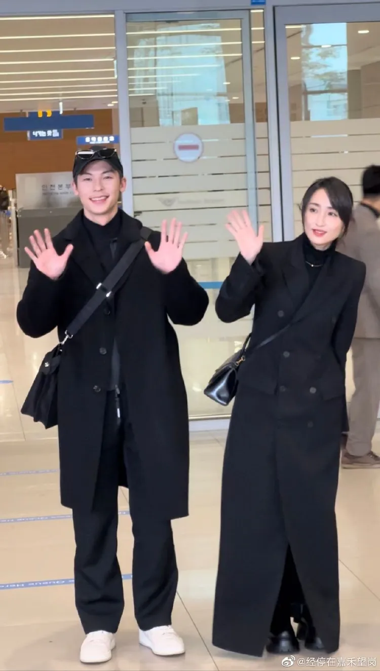 許光漢和柯佳嬿向粉絲揮手致意。翻攝經停在嘉禾望崗的微博