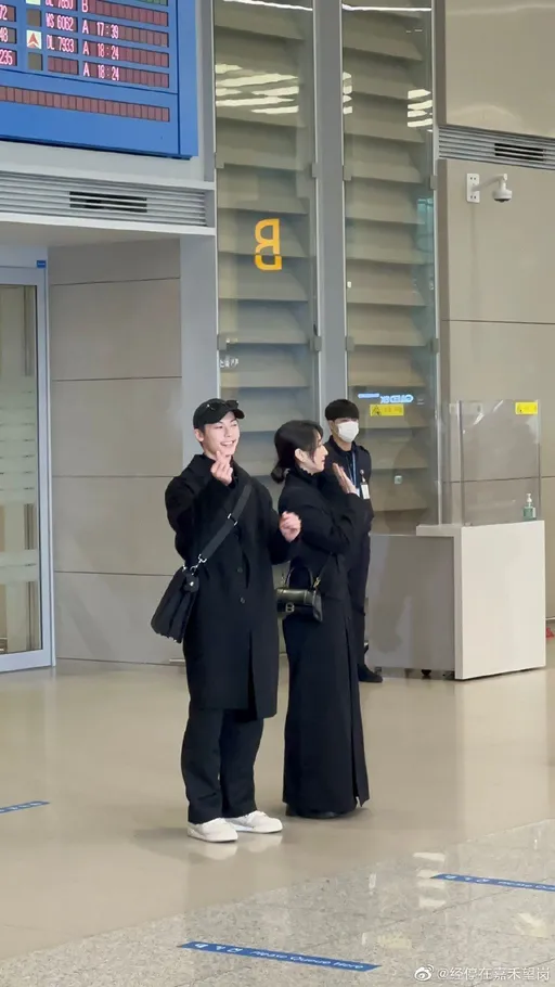 尖叫聲！許光漢、柯佳嬿韓國機場狂比愛心　情侶裝好登對