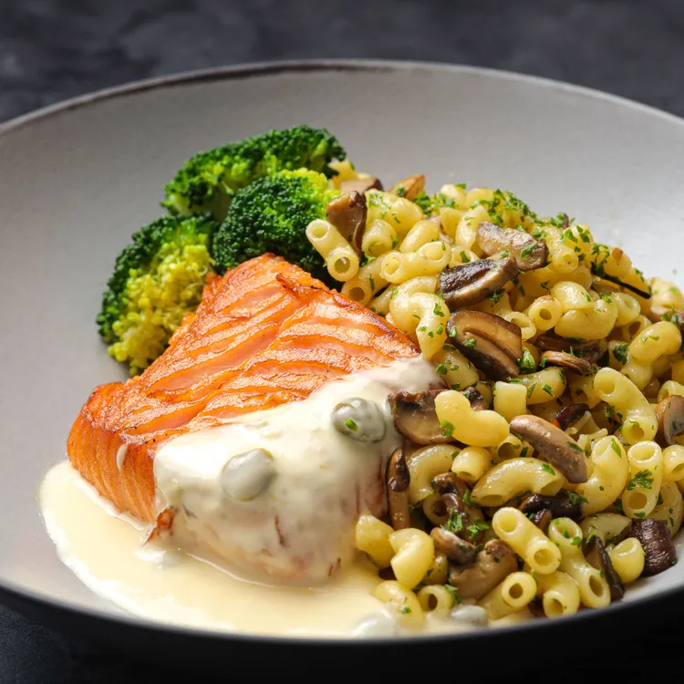 晶華美食到你家香煎鮭魚奶油白醬通心粉，買1送1只要350元。業者提供