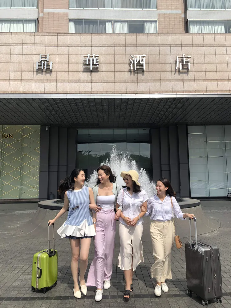 台北晶華酒店推出3980元入住13坪的精緻客房一晚以及雲天露臺客房9980元買1送1。業者提供