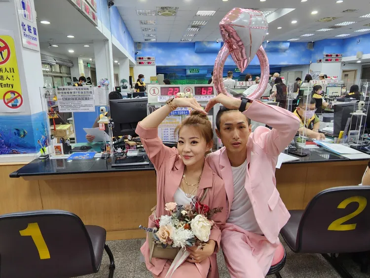 新人全身粉紅打扮，留下愛情的見證。戶所提供