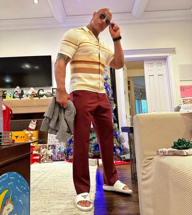 巨石強森把女兒送的廉價太陽眼鏡當成寶。翻攝therock IG