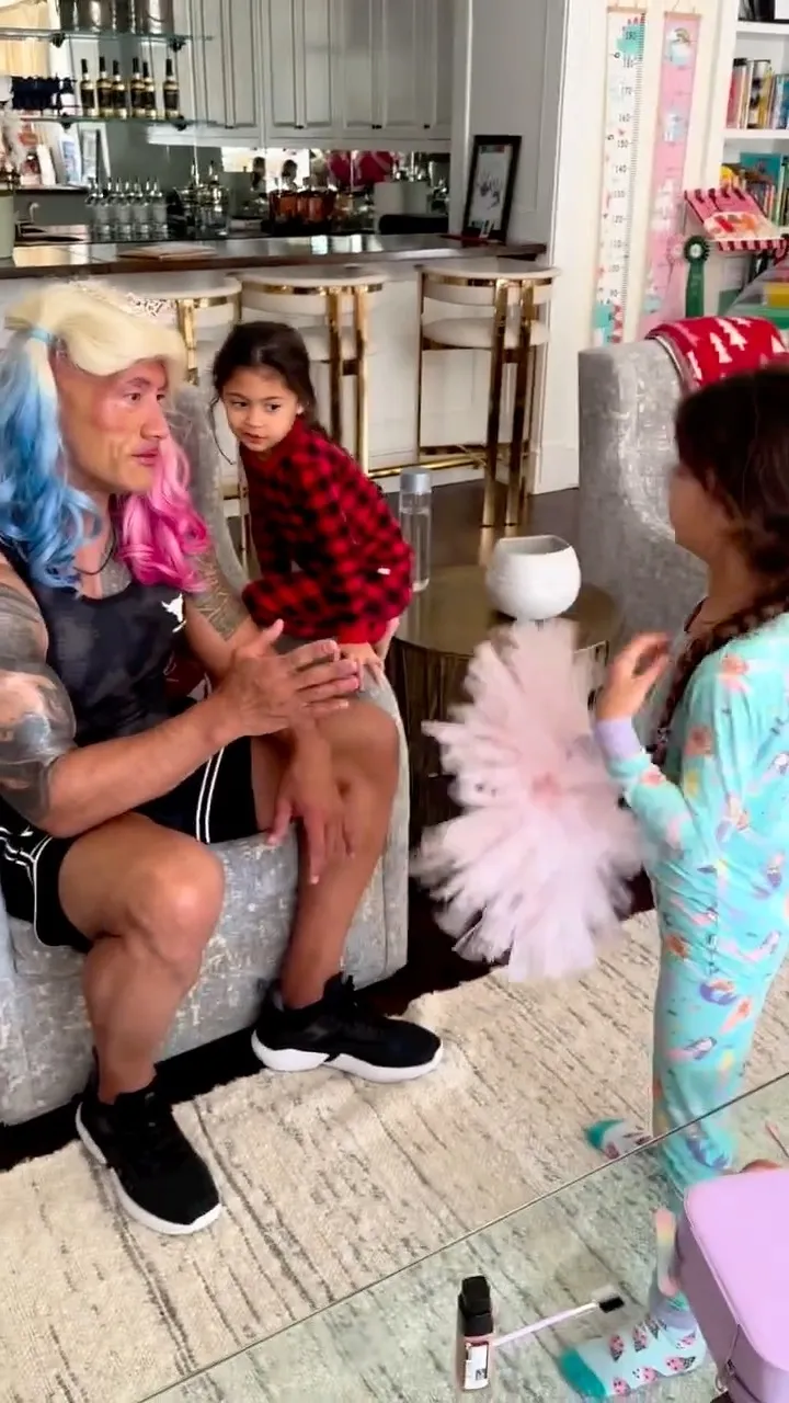 巨石強森（左）的女兒們把他化妝打扮成超可怕的模樣，他也絲毫不介意，是標準的女兒傻瓜。翻攝therock IG