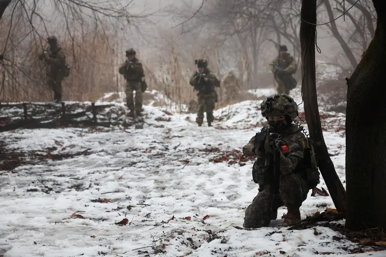 南韓士兵13日在坡州市與美軍進行聯合軍演。路透社