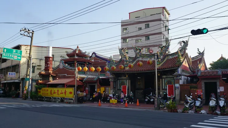 東高雄尤其是鳳山隨處都可看到古蹟。葉家銘攝
