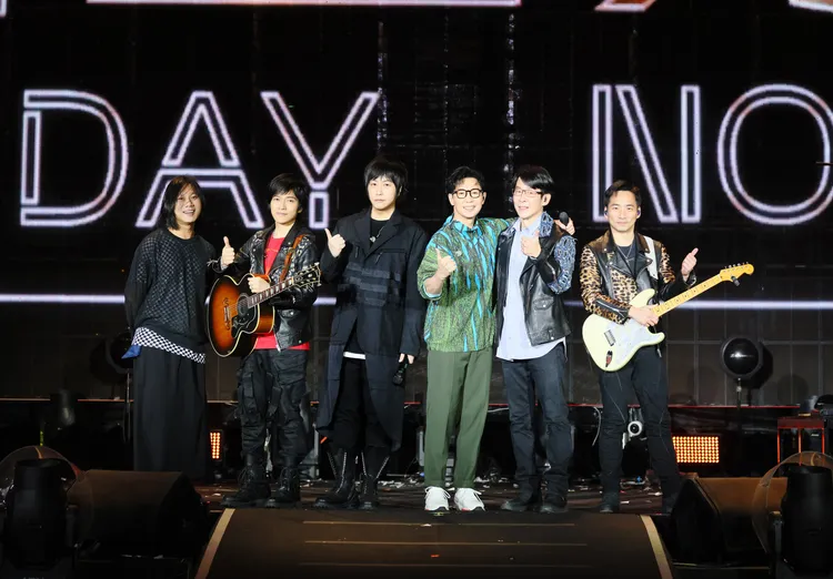 品冠（右三）今晚擔任五月天嘉賓。相信提供