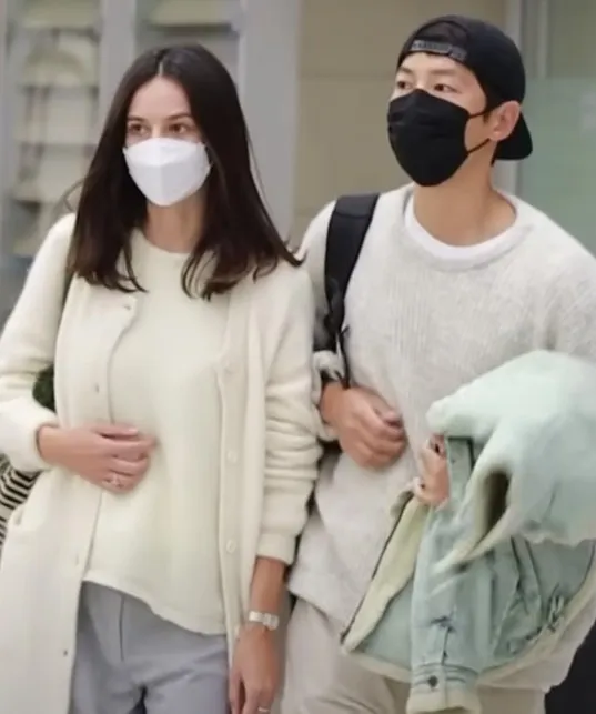 凱蒂（左圖）去年底陪宋仲基到新加坡宣傳，結束後返回韓國手摸腹部，當時就被傳有孕在身。翻攝Newsen