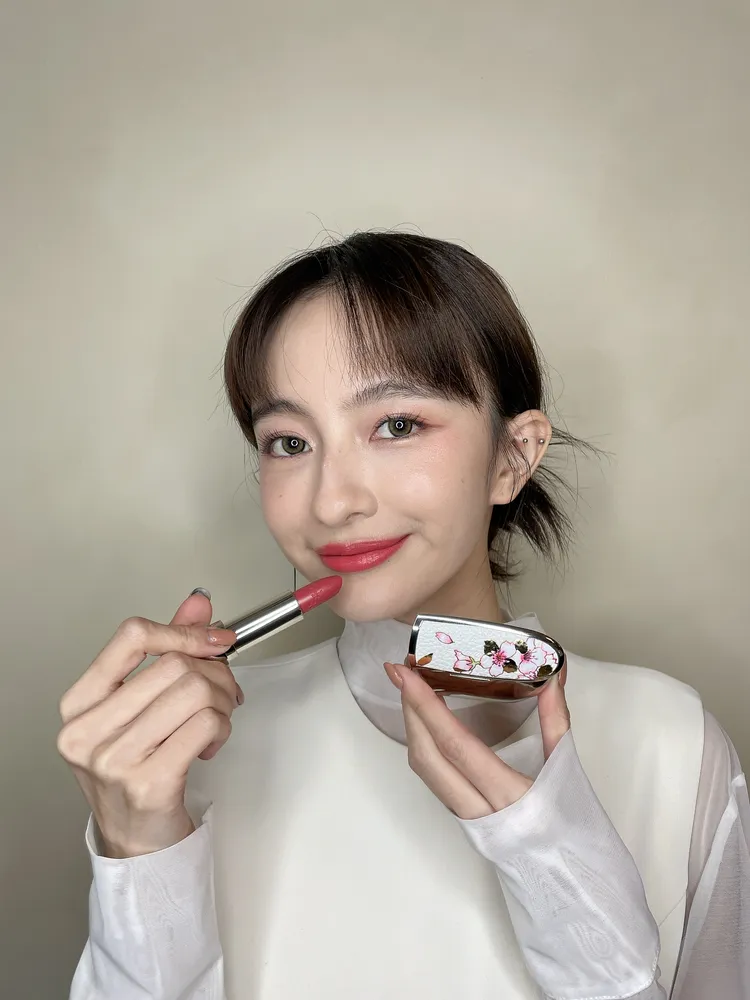 葛盈瑄示範嬌蘭春櫻漫舞限定系列美妝。張家玲攝