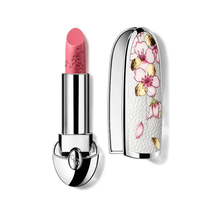 嬌蘭紅寶之吻高訂唇膏春櫻漫舞限定版#63Rosy Bloom（左，1250元）、紅寶之吻高訂彩殼春櫻漫舞限定版（右，1350元）。品牌提供