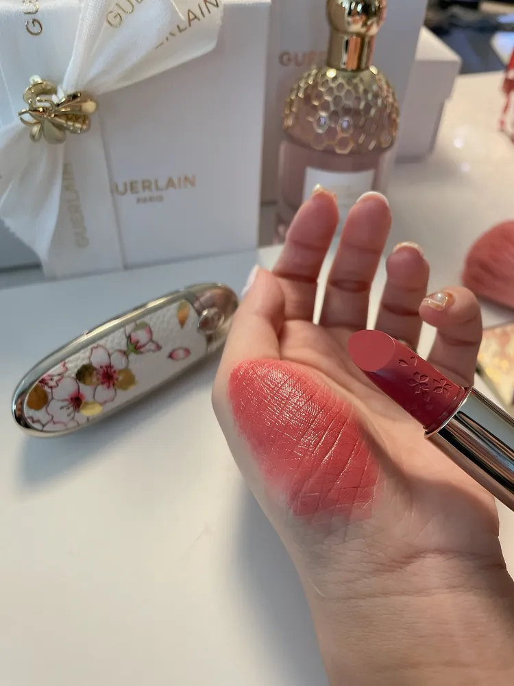 唇膏體上有著獨特的櫻花刻紋。張家玲攝