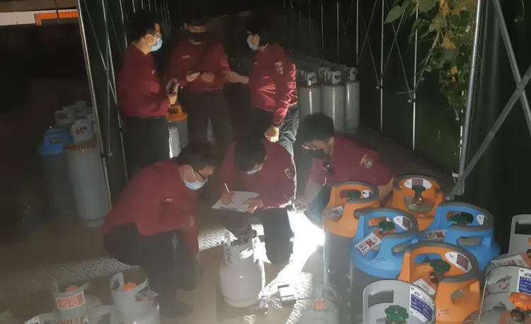 警消到場查緝清點。新北市消防局提供