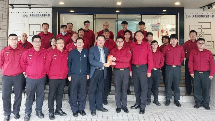 消防署長蕭煥章慰問三重分隊。新北市消防局提供