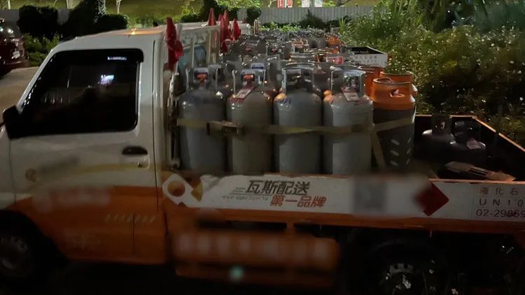 有些鋼瓶放置在小貨車上。新北市消防局提供