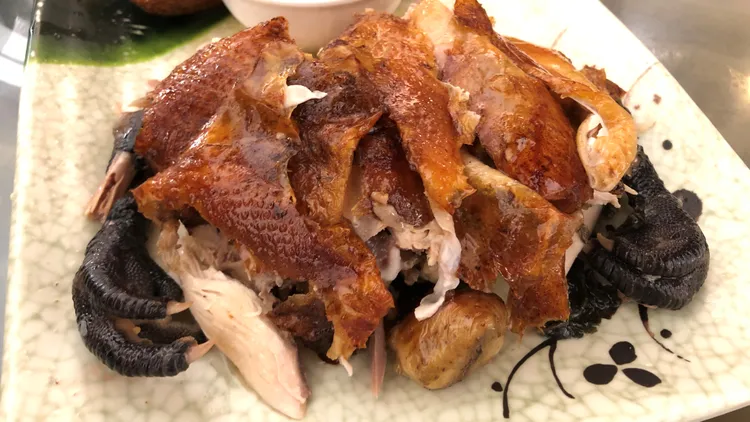 桌上全雞切勿如圖分切，才有「全家」吉祥團圓意涵。