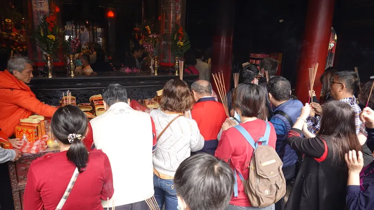 女兒年初二回娘家若要續住，下午五點前離娘家後可先至附近廟宇拜拜，稍晚再回娘家即可避開民俗忌諱。魏嘉良攝