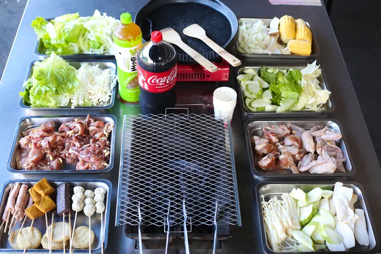 中社花市烤肉區提供牛、豬、雞與各式青菜火烤兩吃，而且吃火烤就可免費賞花，春節期間500元有找，cp值相當高。曾雪蒨攝