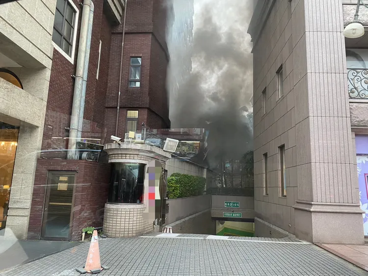 濃煙迅速竄升，飯店員工趕緊疏散顧客。翻攝畫面