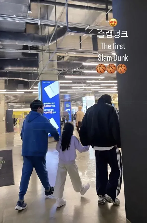 張東健帶一雙兒女去看《灌籃高手The First Slam Dunk》。翻攝高素榮IG