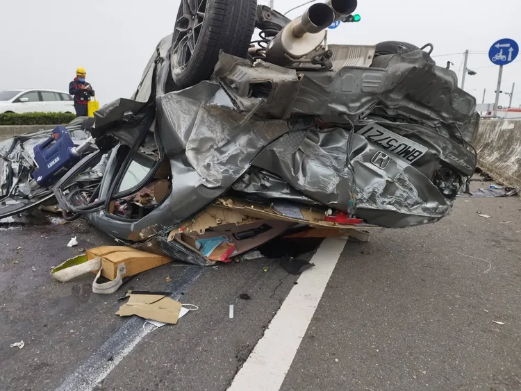 轎車受損相當嚴重。讀者提供