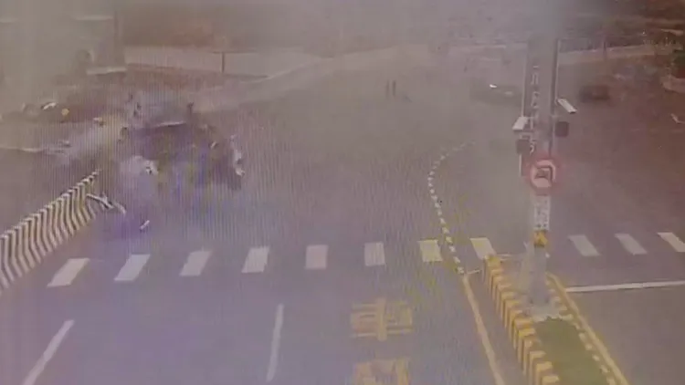 轎車高速衝撞大橋護欄。讀者提供