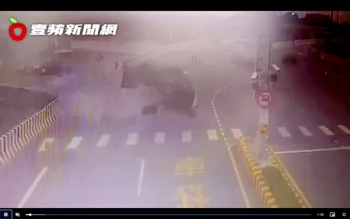 台南车祸2死3伤撞击瞬间!撞桥腾飞6米落地 车解体四人喷出酿悲剧
