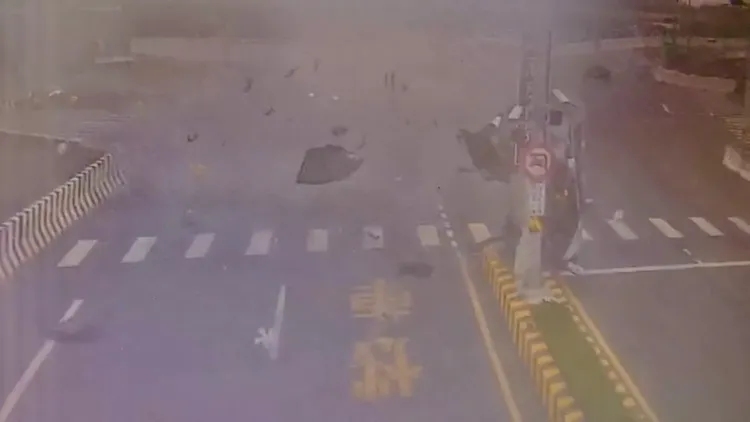 撞擊後騰空躍起，車頭落地再撞分隔島後翻滾。讀者提供