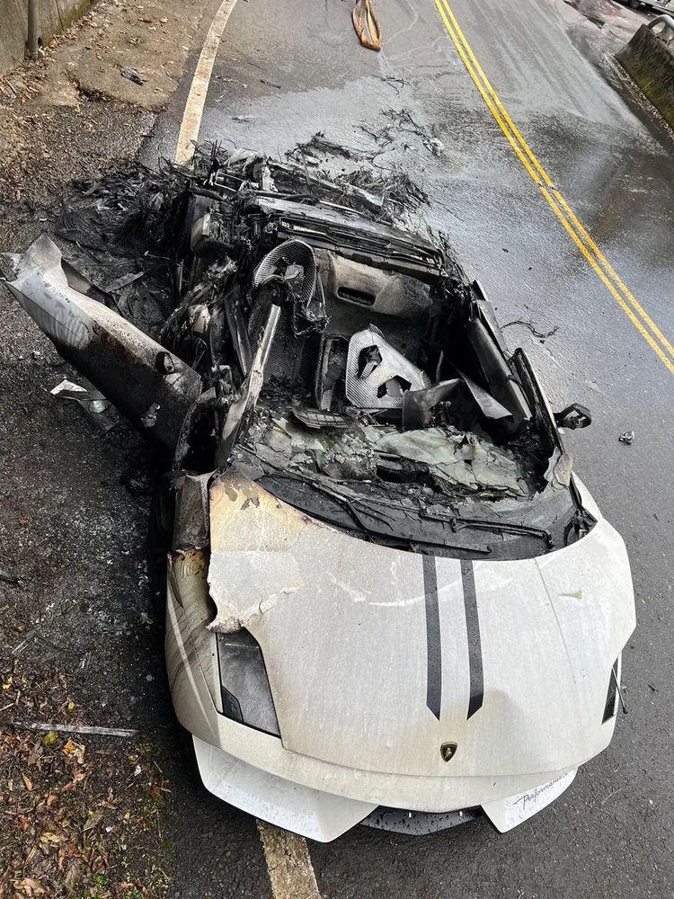 整輛藍寶堅尼跑車被燒毀。新北市消防局提供