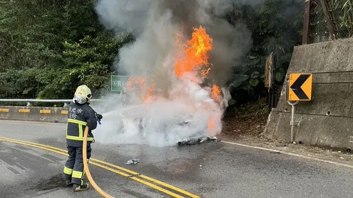 坪林北宜公路火燒車　惡火吞噬！藍寶堅尼「小牛」超跑全毀