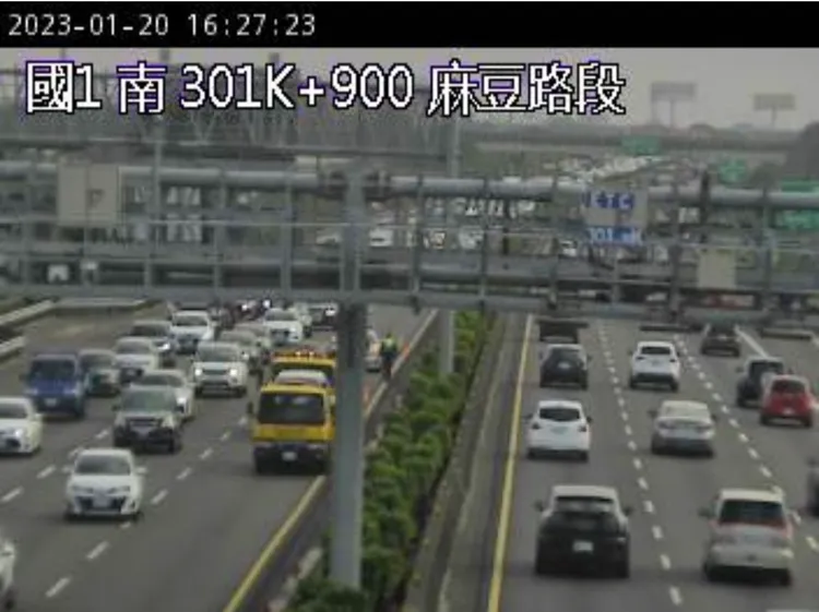 國道警方迅速排除事故，交通漸漸恢復順暢。取自高速公路1968