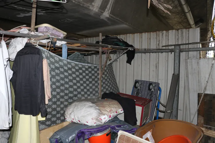 重新橋下街友生活環境。新北市府提供