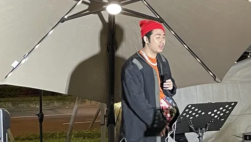 獨家｜鹿希派頂8度低溫街頭賣唱　寒風中尬聊替憲哥叫賣卡拉OK