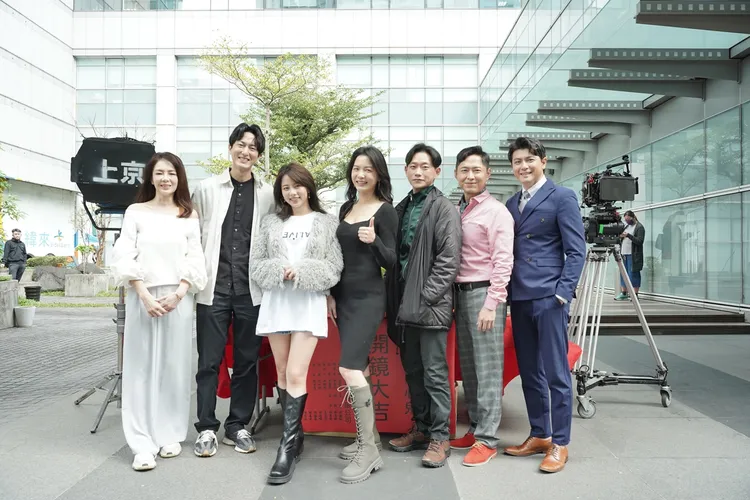 林美貞（左起）、邱昊奇、王上菲、何蓓蓓、陳家逵、邱逸峰、唐豐今開工進行開鏡儀式。緯來提供
