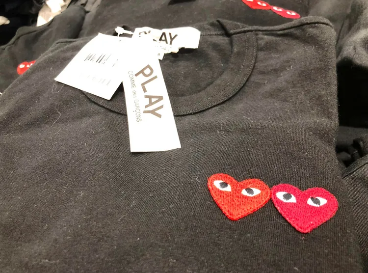 紅心中間有著一雙大大黑色眼睛為該衣服的招牌設計。翻攝自「Costco好市多 商品經驗老實說」