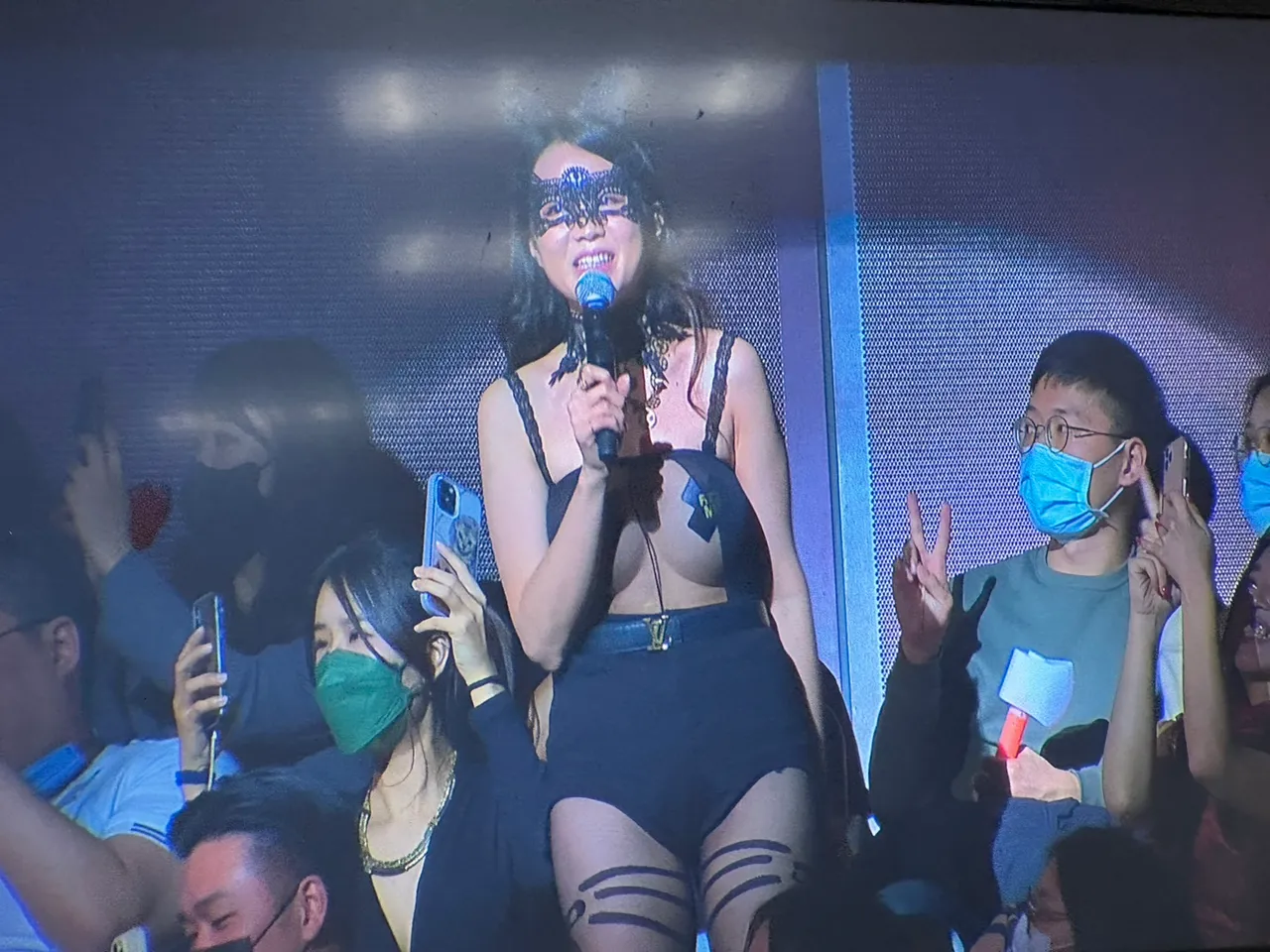 蔡依林攻小巨蛋「三點全露」遇強勁對手！女粉變裝穿情趣內衣巨乳只貼ＸＸ