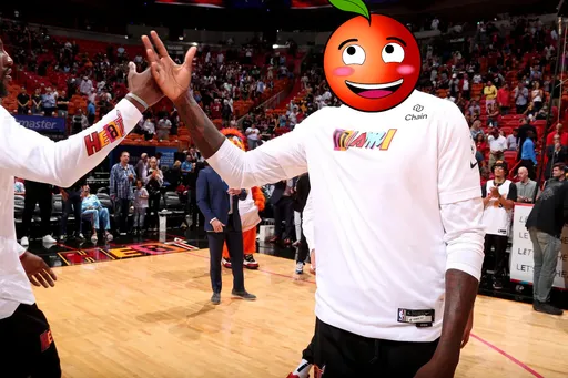 珍稀影片曝光!NBA場上天外飛來一把「按摩槍」 竟然是他丟的