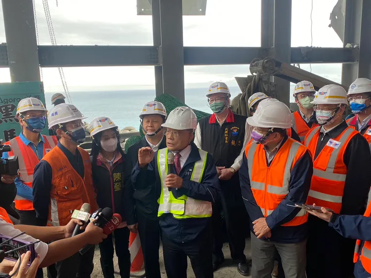 蘇貞昌蘇向不分日夜搶修的「蜘蛛人」們致謝。公路總局提供