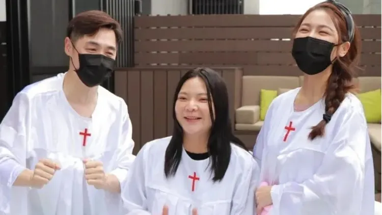 小甜甜（中）已退出宋逸民（左）、白家綺所屬的藝起發光教會。翻攝藝起發光臉書