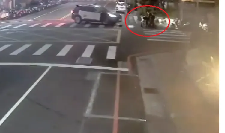 吳姓通緝犯遭警方制伏（紅圈處）。警方提供